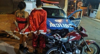 Papai e Mamãe Noel são presos após manobras arriscadas em moto e fuga